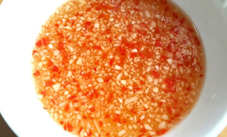 Cách pha nước mắm chua ngọt tỏi ớt chấm thịt luộc cực ngon, dễ làm tại nhà